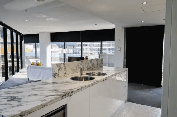 ブラウンズのDocklands Executive Apartmentのキッチン