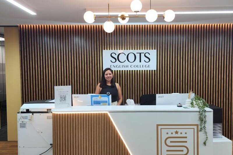 SCOTS ENGLISH COLLEGEの受付のスタッフ