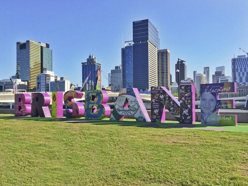 サウスバンクのBRISBANEサインとブリスベンCBDの街並み