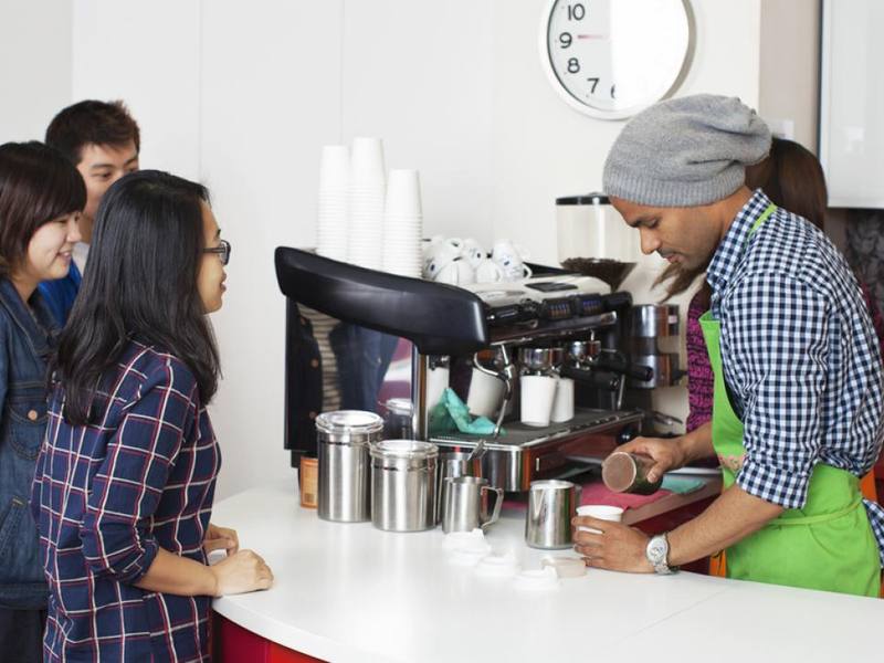 Impact English College ブリスベン校の校内カフェでのバリスタ実習