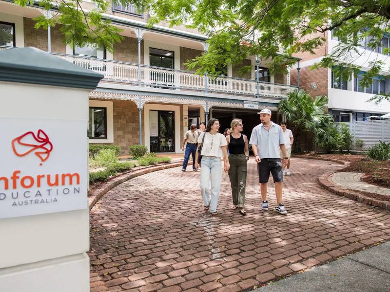 Inforum Education ゴールドコースト校の校舎入口とスクールサイン