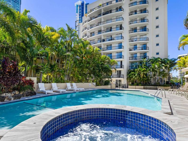 Palazzo Colonnades Apartments の共用プールとスパ（ジャグジー）