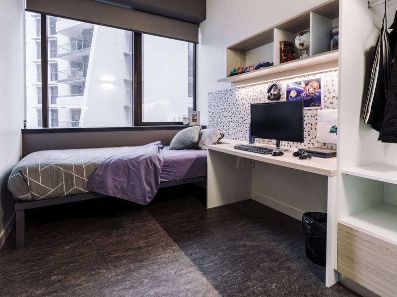 Langports Residence @ Student Oneの個室（ベッド・勉強机・棚・ワードローブ付き）