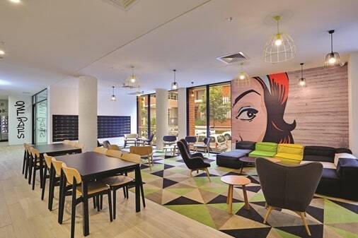 Scape Sydney Central の共用ラウンジ・ダイニングスペース