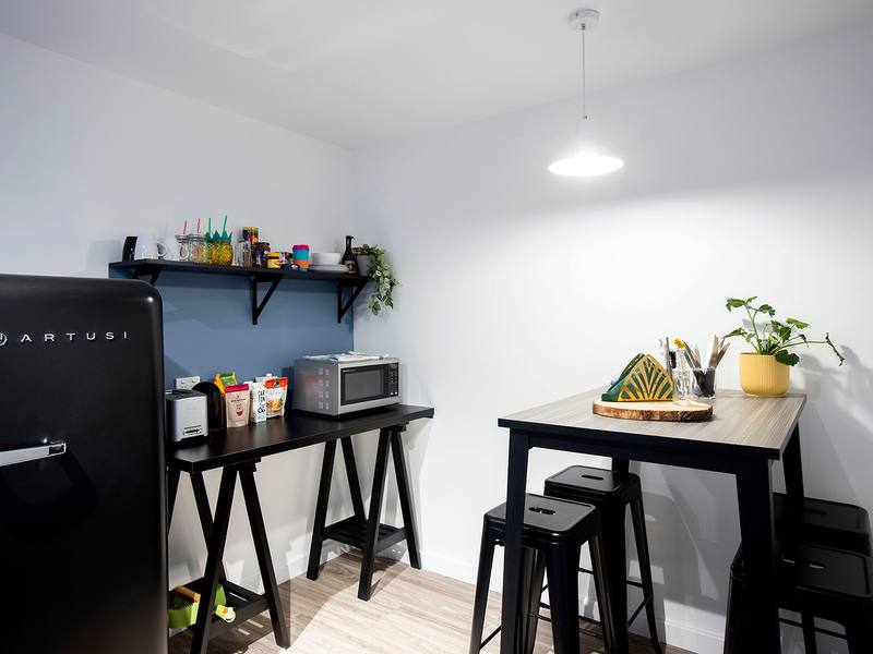 Campus Perth の共有アパートメント内のキッチン