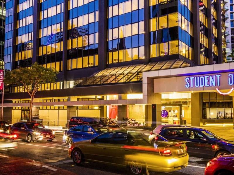 Student One Central Apartments（ブリスベンCBD）の建物外観とエントランス