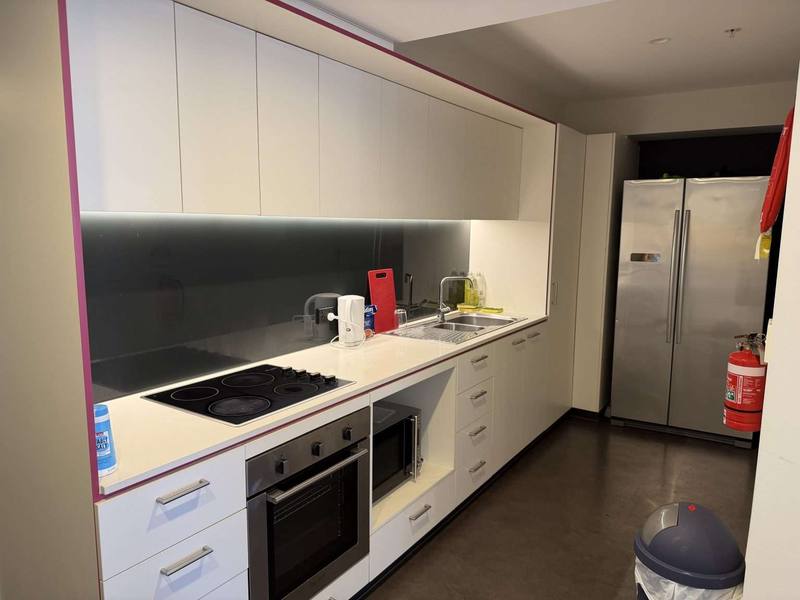 Student One Central Apartmentsの共用キッチン（大型冷蔵庫・オーブン・電子レンジ付き）