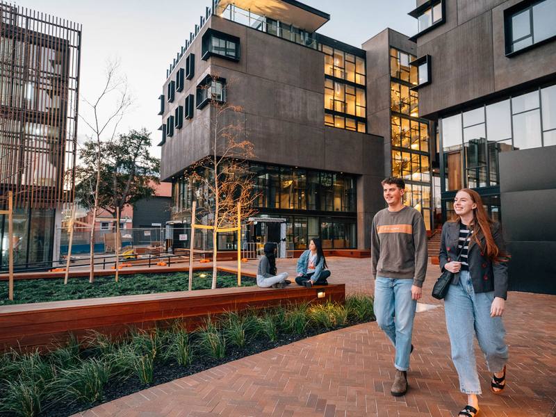 タスマニア大学の学生寮ハイテン・ホール（ホバート市街地）