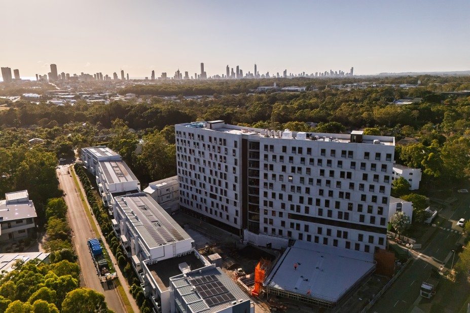 グリフィス大学ゴールドコースト・キャンパス内の学生寮 Griffith University Village の空撮。奥にサーファーズパラダイスの高層ビル群が見える
